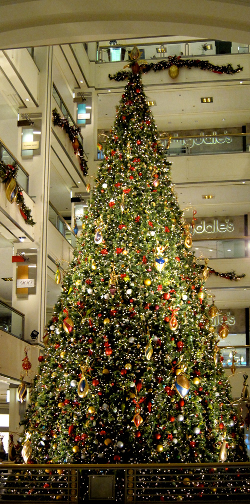 The 900 North Michigan Christmas Tree, © 2013 Celia Her City.